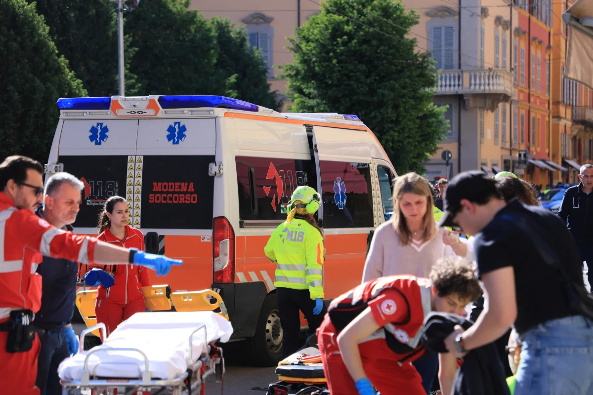 Dramatyczne wydarzenia w centrum miasta Modena na północy Włoch. Kierowca Citroena C3 wjechał w tłum ludzi. Siedem osób zostało rannych - dwie są w stanie ciężkim. Kierowca miał też dźgnąć nożem jednego z próbujących go zatrzymać przechodniów. Został aresztowany.