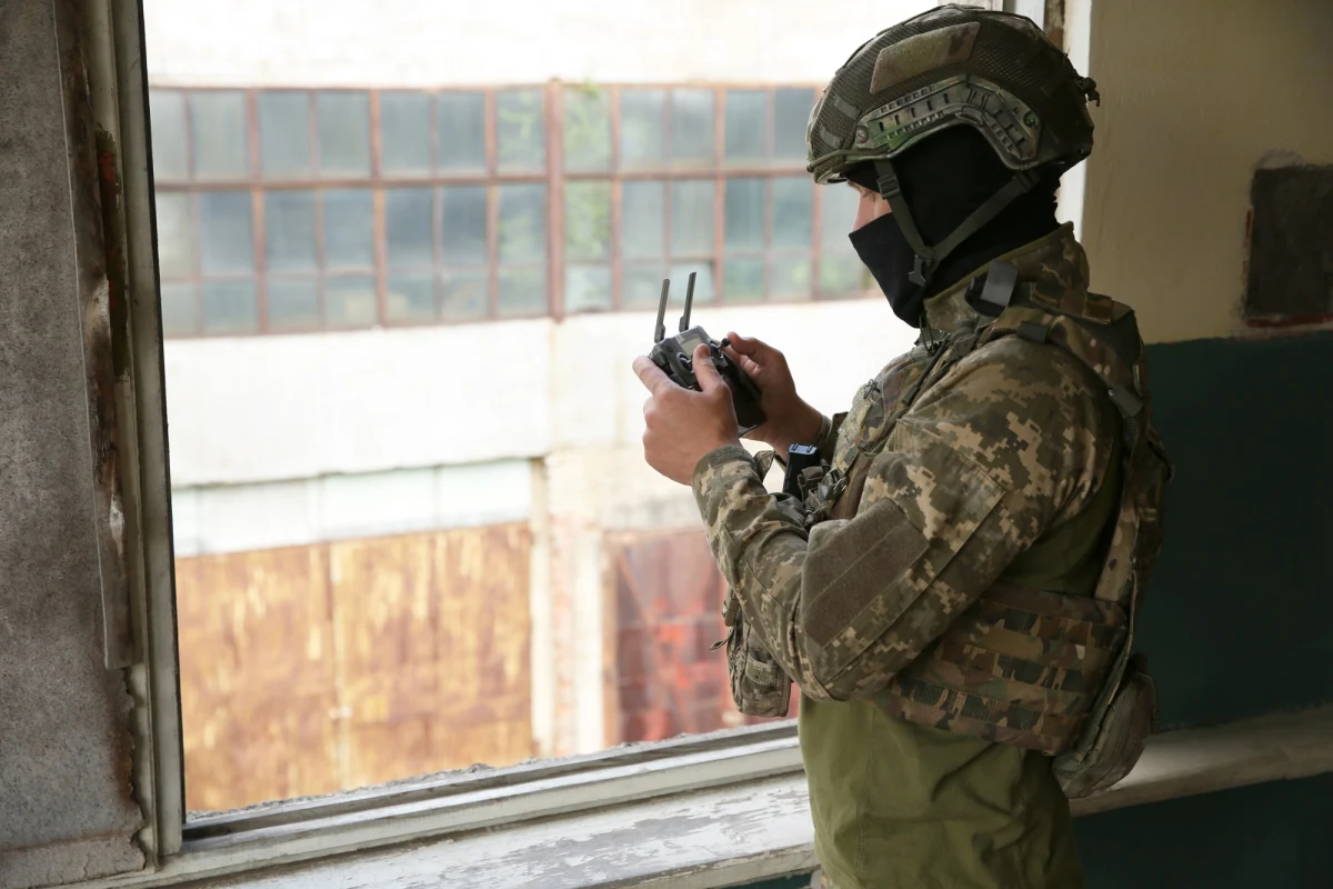 "Co najmniej trzy osoby zginęły w nocnym ukraińskim ataku dronowym w obwodzie moskiewskim, natomiast 12 zostało rannych, głównie w pobliżu wejścia do rafinerii ropy naftowej" - poinformowały w niedzielę władze rosyjskiej stolicy. Według resortu obrony Federacji Rosyjskiej zestrzelono 556 bezzałogowców. Z kolei w Ukrainie tej nocy dwie osoby zginęły, a ponad 40 zostało rannych na skutek ostrzałów wojsk rosyjskich we wschodnich i południowych regionach. Według Sił Powietrznych w atakach uczestniczyło m.in. 287 dronów.