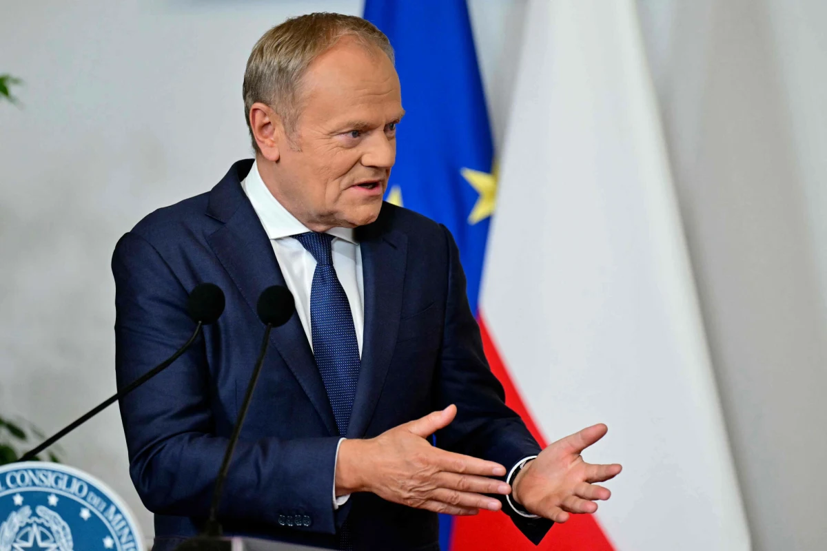 "Kaczyński próbuje zrzucić na Polskę winę za decyzje Waszyngtonu o zmniejszeniu amerykańskiego zaangażowania w Europie. Nawrocki w obecności liderów innych krajów na szczycie w Bukareszcie obrzuca błotem własne państwo. Coraz gorzej z nimi" - napisał w niedzielę premier Donald Tusk, odnosząc się do gestów prezesa PiS oraz prezydenta w związku z relokacją wojsk USA w Europie.