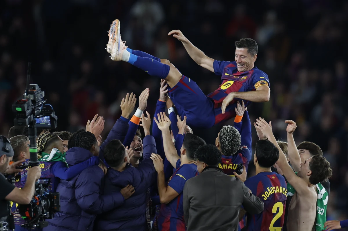 Ostatni mecz na Camp Nou był dla Roberta Lewandowskiego wyjątkowo wzruszający. Polak w opasce kapitana pożegnał się ze stadionem FC Barcelona. "Duma Katalonii" wygrała z Betisem Sevilla 3:1, a kibice nie szczędzili gardeł, by podziękować napastnikowi za to, co wniósł do zespołu. Nic dziwnego, że przy zejściu z boiska w oczach Lewandowskiego pojawiły się łzy.