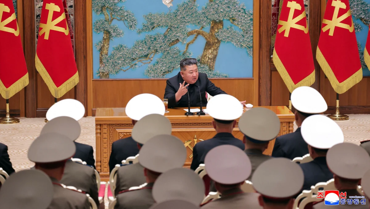 Przywódca Korei Północnej Kim Dzong Un mówił o potrzebie wzmocnienia jednostek na granicy z Koreą Południową. Pjongjang zamierza nie tylko rozbudować fortyfikacje, ale także zmodernizować szkolenie armii, by lepiej odpowiadać na wyzwania współczesnych konfliktów.