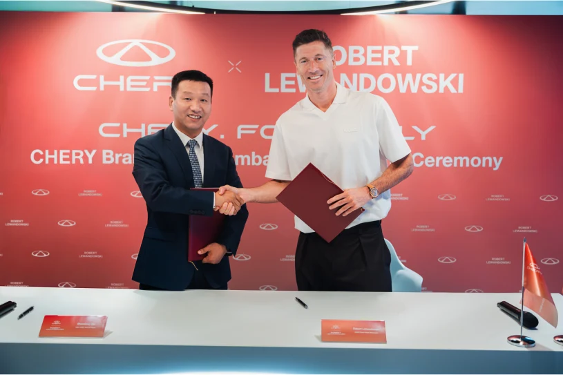 Robert Lewandowski ambasadorem chińskiej marki. Dostał flagowy model