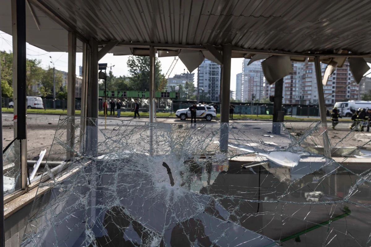 Kolejna doba zmasowanych rosyjskich ataków na Ukrainę. Zginęła jedna osoba, a 40 zostało rannych. Najgorsza sytuacja była w obwodach: dniepropietrowskim, zaporoskim, chersońskim i odeskim. Na Morzu Czarnym rosyjski dron trafił w chiński statek handlowy – poinformowały władze ukraińskie.