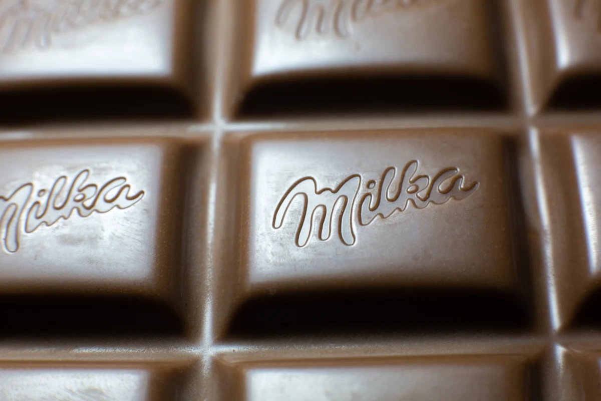 Niemiecki sąd przyznał rację konsumentom w głośnej sprawie dotyczącej zmniejszenia tabliczki czekolady. Producent czekolady Milka – amerykański koncern Mondelēz International – został oskarżony o wprowadzanie klientów w błąd poprzez zmniejszenie wagi popularnej tabliczki Alpenmilch z 100 do 90 gramów bez wyraźnej zmiany opakowania.