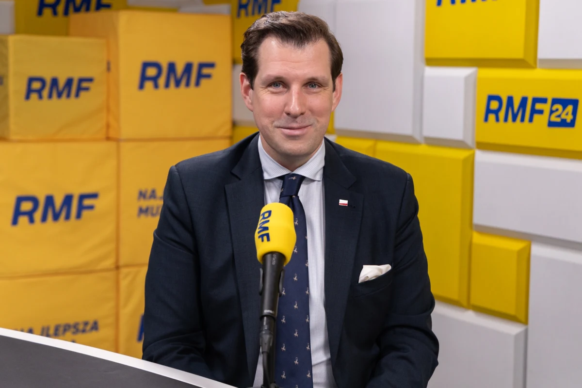 "Ostateczna konkluzja jest taka, że wszyscy pracują na Przemysława Czarnka jako naszego kandydata na prezesa Rady Ministrów" - powiedział w Porannej rozmowie w RMF FM Tobiasz Bocheński, komentując naradę Prawa i Sprawiedliwości w Sękocinie. Europoseł odniósł się do wewnętrznej sytuacji w ugrupowaniu Jarosława Kaczyńskiego.