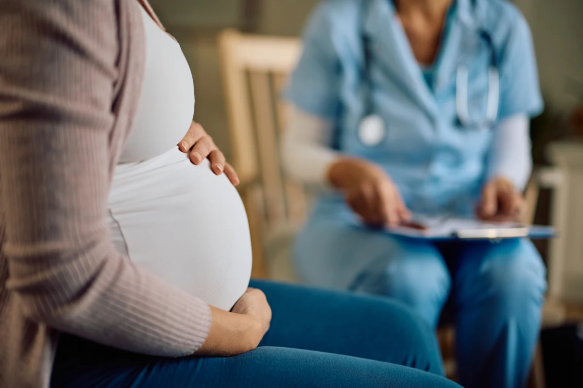 W piątkowy wieczór w sądzie karnym na Brooklynie 33-letnia Samantha Randazzo, będąca w dziewiątym miesiącu ciąży, niespodziewanie rozpoczęła poród podczas oczekiwania na rozprawę. Wydarzenie wywołało spore kontrowersje, bo według organizacji zrzeszających obrońców z urzędu kobieta w trakcie porodu była w kajdankach i miała skute nogi.
