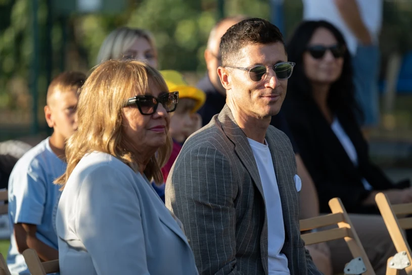 Mama Lewandowskiego na Camp Nou. Ubrała się inaczej niż synowa