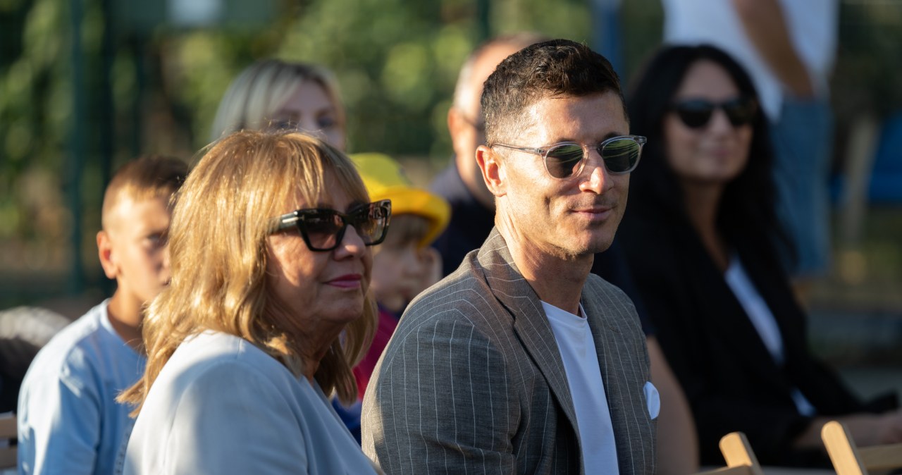 Mama Lewandowskiego na Camp Nou. Ubrała się inaczej niż synowa