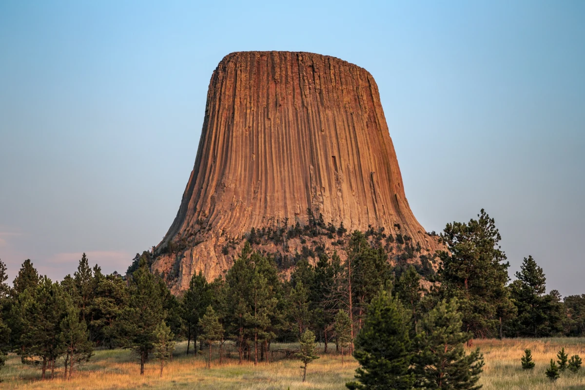 W sercu stanu Wyoming w USA wznosi się niezwykła formacja skalna – Devils Tower. Ten imponujący monolit od ponad wieku przyciąga turystów, naukowców i wspinaczy, a jednocześnie pozostaje miejscem o głębokim znaczeniu duchowym dla rdzennych mieszkańców Ameryki. Jak powstała ta unikalna wieża i jakie legendy ją otaczają? Odkrywamy fascynujące tajemnice pierwszego amerykańskiego pomnika narodowego.