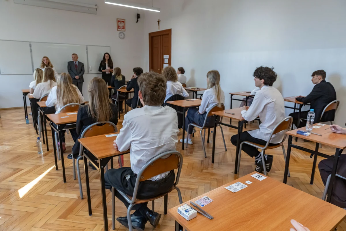 Główny etap maturalny dobiega końca, co oznacza intensywny czas dla nauczycieli sprawdzających arkusze. Ocenianie odbywa się pod presją czasu i wyłącznie w weekendy. Ile zarabiają egzaminatorzy za jedną pracę oraz jak wyglądają procedury weryfikacji? Znamy stawki obowiązujące w 2026 roku.