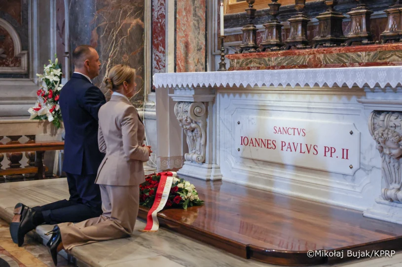 Nawroccy w Watykanie. Oddali hołd Janowi Pawłowi II, w tle rocznica