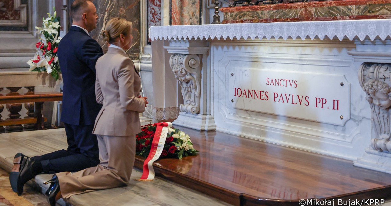 Watykan. Polska para prezydencka złożyła kwiaty na grobie Jana Pawła II Watykan. Polska para prezydencka złożyła kwiaty na grobie Jana Pawła II