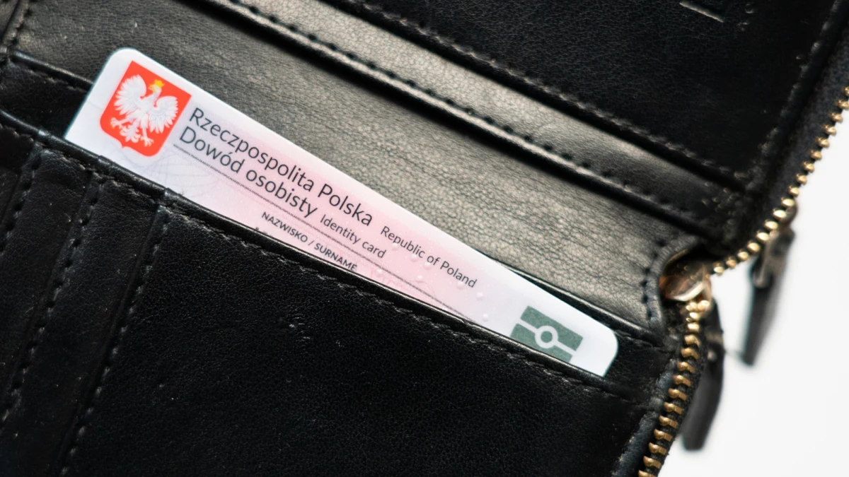 ​Rząd pracuje nad istotnymi zmianami w przepisach dotyczących dowodów osobistych. Nowe regulacje - jeśli wejdą w życie - mogą wydłużyć okres ważności dokumentu dla seniorów 70 plus do 15 lat, co może ograniczyć liczbę wizyt w urzędach i uprościć formalności. Zmiany mogą objąć ponad 3,4 miliona Polaków. Sprawę opisał "Dziennik Gazeta Prawna".