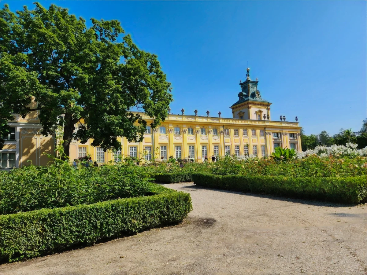 ​"Moją pierwszą decyzją jest ponowne, nieodpłatne otwarcie dziedzińca dla publiczności. Od soboty 23 maja wszyscy goście mogą ponownie wejść na dziedziniec przez główną bramę pałacu" - podał w poniedziałek p.o. dyrektora Muzeum Pałacu Króla Jana III w Wilanowie Piotr Górajec. "Proszę o szansę na odbudowanie zaufania" - napisał.