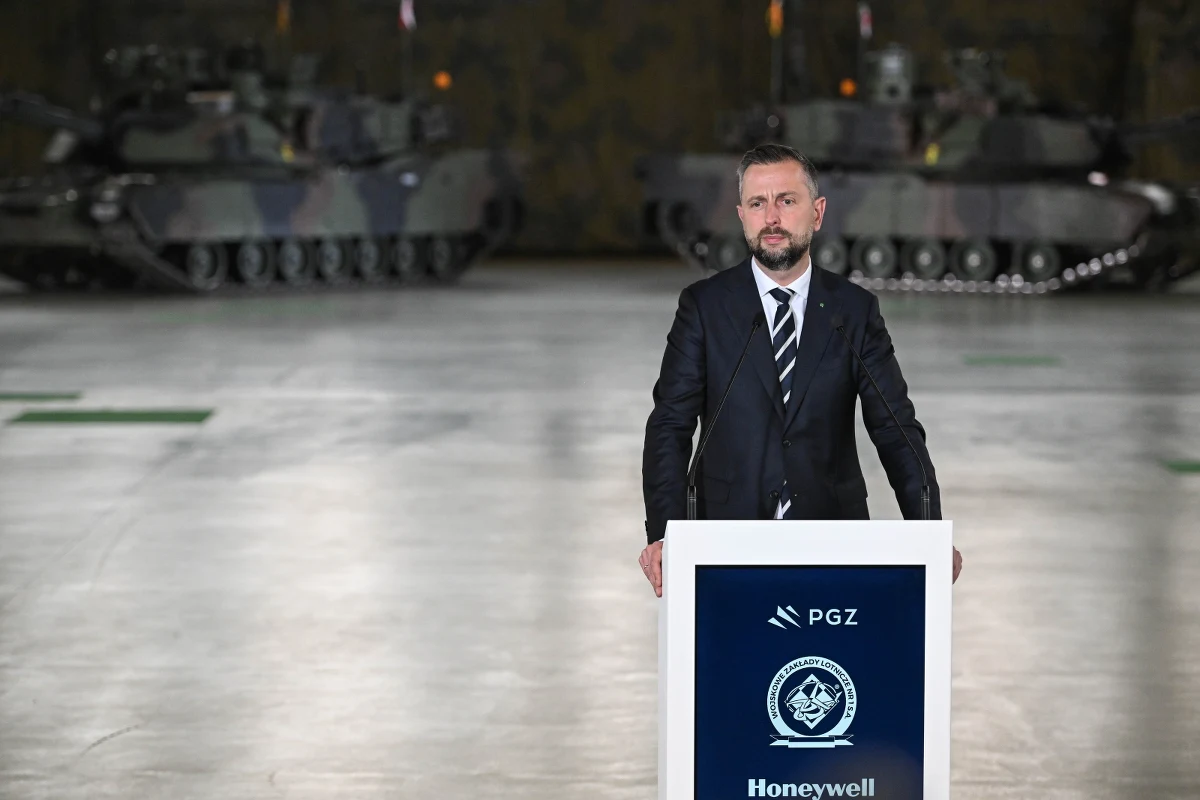 Współpraca na linii Warszawa–Waszyngton nabiera nowego tempa. W poniedziałek w Dęblinie podpisano umowę, która nie tylko wzmacnia polsko-amerykański sojusz, ale także otwiera nowy rozdział w modernizacji polskiej armii. Podczas uroczystości głos zabrał m.in. wicepremier, szef MON Władysław Kosiniak-Kamysz, który nawiązał do anulowania wysłania amerykańskiej brygady pancernej do Polski. "Trudno być zaskakiwanym przez tych, którym się najwięcej ufa i najwięcej się powierzyło. Wierzę, że wszystkie niedomówienia, bardziej szum medialny, zostaną w najbliższych dniach wyjaśnione" – powiedział.