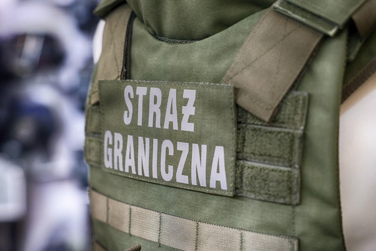 Chcieli rozbawić obsługę lotniska. Skończyli z mandatem i bez wakacji