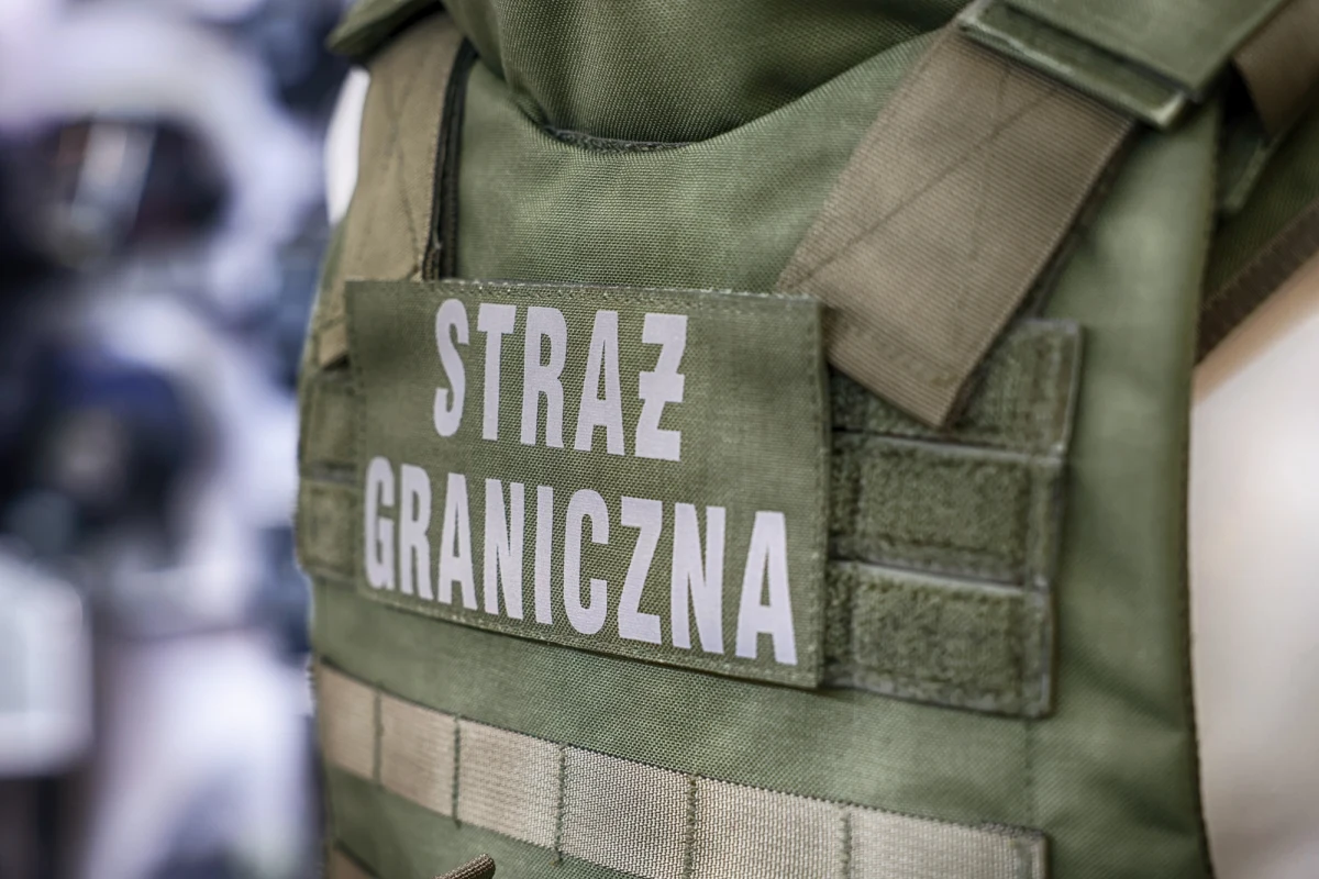 Wakacyjny nastrój, pakowanie walizek i... żart, który okazał się wyjątkowo kosztowny. Dwójka podróżnych zamiast na plażę trafiła w ręce straży granicznej, a ich urlopowe plany legły w gruzach. Wszystko przez niewinny – ich zdaniem – żart o bombie w bagażu na jednym z warszawskich lotnisk.