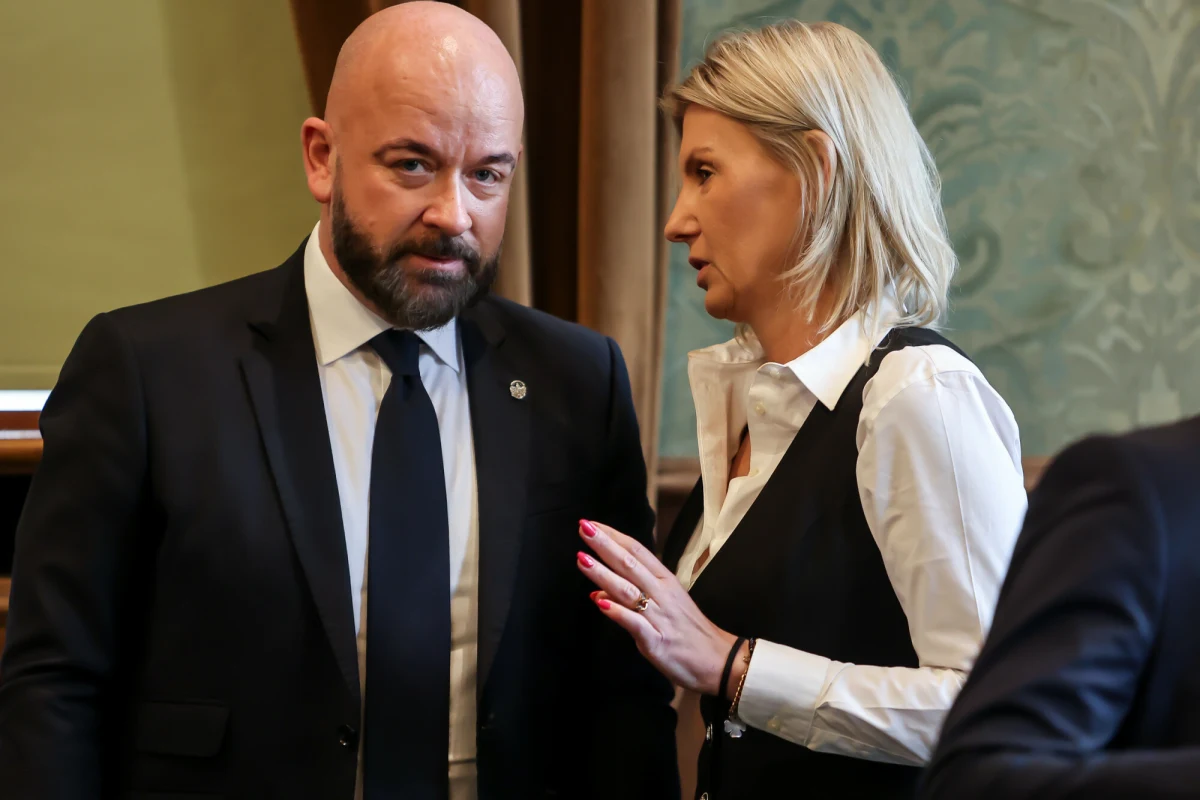 Renata Granowska i Michał Młyńczak nie są już wiceprezydentami Wrocławia. Jutro mają ich zastąpić osoby wskazane przez Koalicję Obywatelską - Mateusz Żak oraz Grzegorz Roman. "Z dniem dzisiejszym odwołałem Panią Renatę Granowską oraz Pana Michała Młyńczaka z pełnionych funkcji" - napisał prezydent stolicy Dolnego Śląska, dziękując za ich pracę.