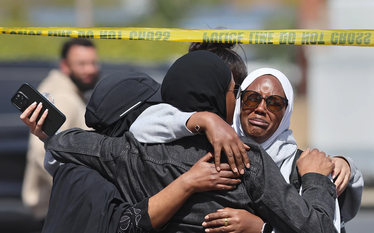 ​Pięć osób, w tym dwóch nastoletnich napastników, zginęło w strzelaninie w największym meczecie w San Diego w Kalifornii - Islamic Center of San Diego - wynika z najnowszych informacji przekazanych przez stację BBC. Motyw ataku na razie nie jest znany, policja bada jednak sprawę jako możliwe przestępstwo na tle nienawiści.