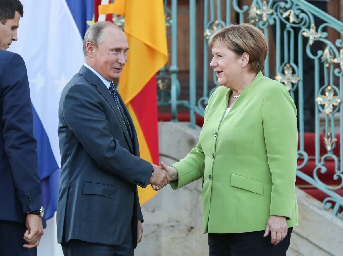​"Żałuję, że Europa nie wykorzystuje wystarczająco swojego potencjału dyplomatycznego przy wojnie Rosji z Ukrainą" - stwierdziła w poniedziałek była kanclerz Niemiec Angela Merkel. Jej zdaniem Europa nie powinna pozostawiać kontaktów z Rosją wyłącznie prezydentowi USA Donaldowi Trumpowi.
