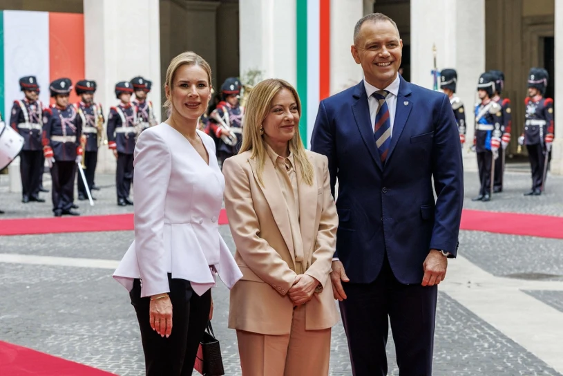 Giorgia Meloni wybrała modny oversize, a Nawrocka? Patrzyli na jej nogi
