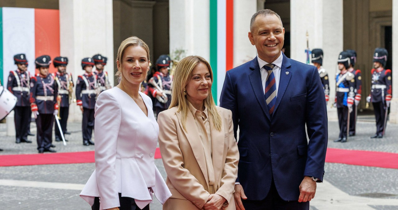 Giorgia Meloni wybrała modny oversize, a Nawrocka? Patrzyli na jej nogi
