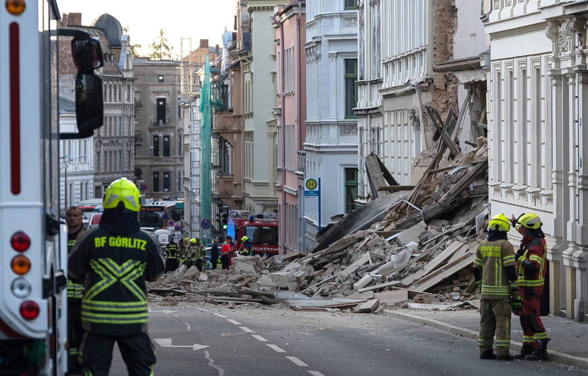 W niemieckim Görlitz doszło do katastrofy budowlanej. Na skutek prawdopodobnej eksplozji gazu zawalił się budynek mieszkalny. Od poniedziałkowego popołudnia trwa akcja poszukiwawcza. Służby przeczesują gruzowisko - los trzech osób jest bowiem nieznany.