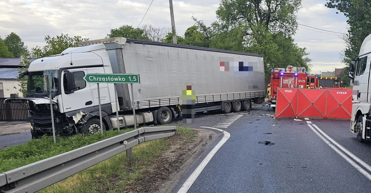 Do tragicznego wypadku doszło we wtorkowy poranek w Chrząstowie (Pomorskie). Dwie osoby zginęły w zderzeniu samochodu osobowego z ciężarówką.
