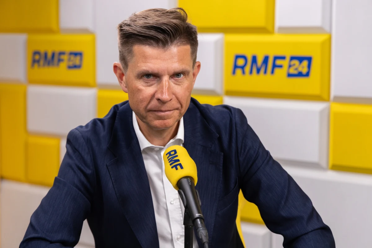 "Są rozmowy, ale trochę za długo trwają" - powiedział w Porannej rozmowie w RMF FM Ryszard Petru, pytany o stanowiska ministerialne dla posłów klubu parlamentarnego Centrum. Polityk mówił też o wieku emerytalnym i prezesie Narodowego Banku Polskiego Adamie Glapińskim, który według niego powinien podać się do dymisji.