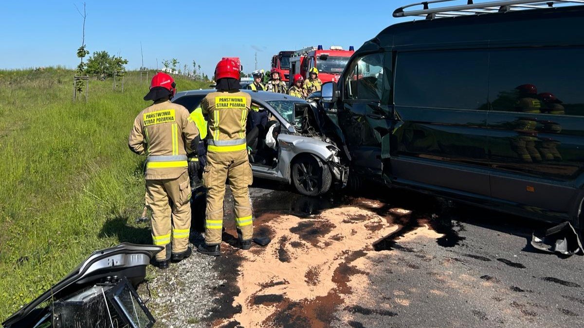 Zderzenie osobówki z busem. Tragiczny wypadek w Wielkopolsce