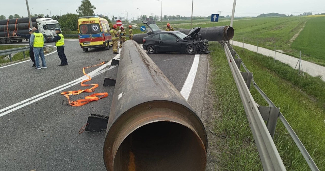 Wypadek jak z filmu na polskiej drodze. Kilkutonowe rury uderzyły w Mercedesa