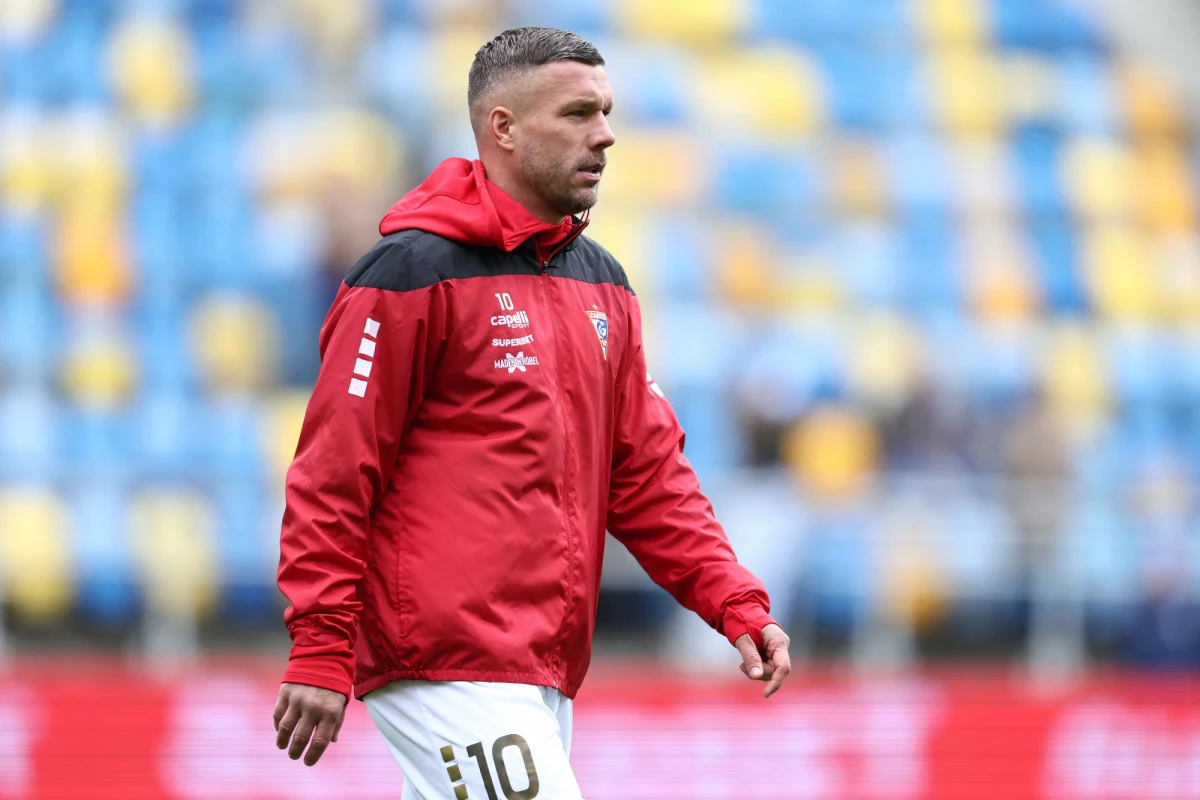 Górnik Zabrze wywalczył awans do europejskich pucharów, a już w środę może trafić w nowe ręce. Radni miasta podczas nadzwyczajnej sesji zajmą się sprzedażą pakietu 86 procent akcji klubu, które należą do samorządu. Ma je nabyć firma Lukasa Podolskiego.