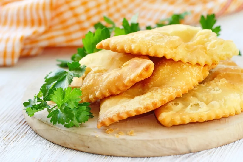 Smażone pierożki. Czebureki wychodzą idealnie złociste i chrupiące