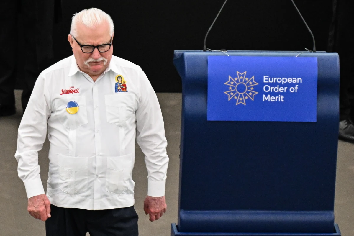 Lech Wałęsa i Jerzy Buzek odznaczeni. Były prezydent i były premier odebrali we wtorek w Parlamencie Europejskim w Strasburgu pierwszy Europejski Order Zasługi za działania na rzecz integracji europejskiej.