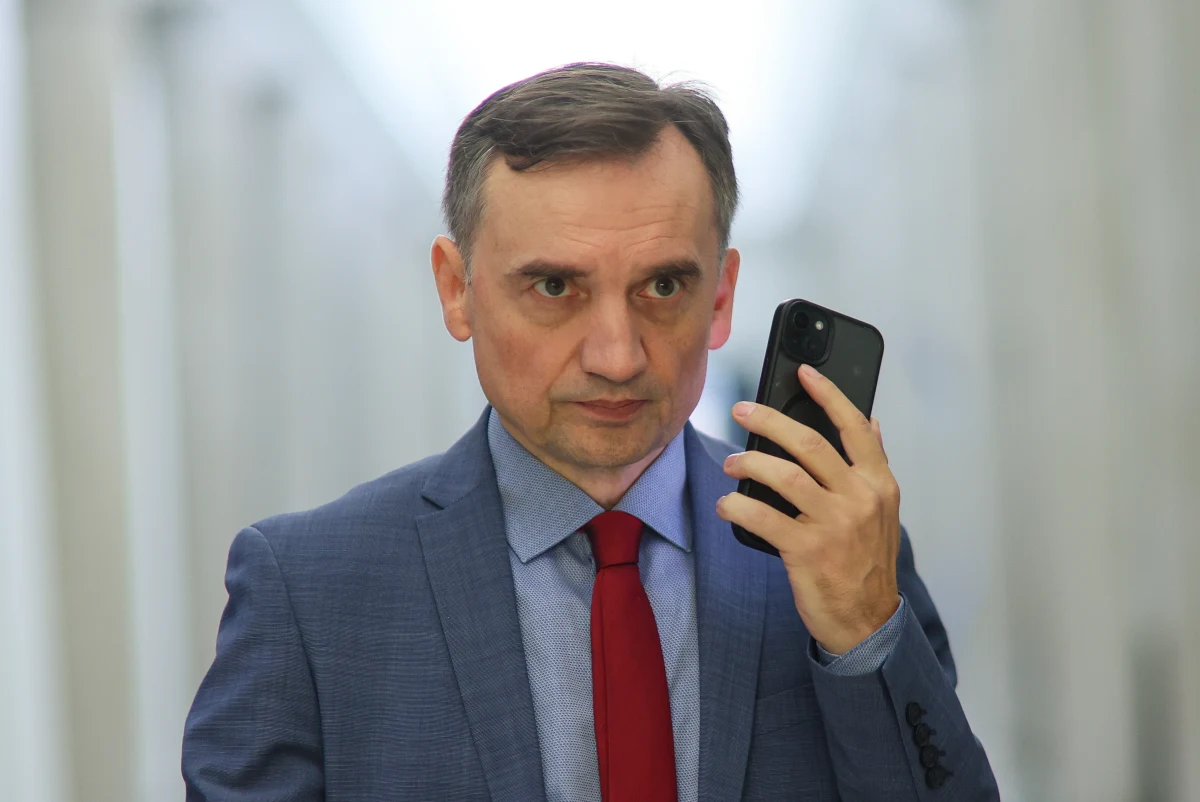 Jeśli skutecznie dotrzemy z pełną informacją na temat zarzutów, jakie ciążą na panu Ziobrze, to być może kwestia przyszłej ekstradycji zakończy się sukcesem - mówił przed posiedzeniem rządu premier Donald Tusk.
