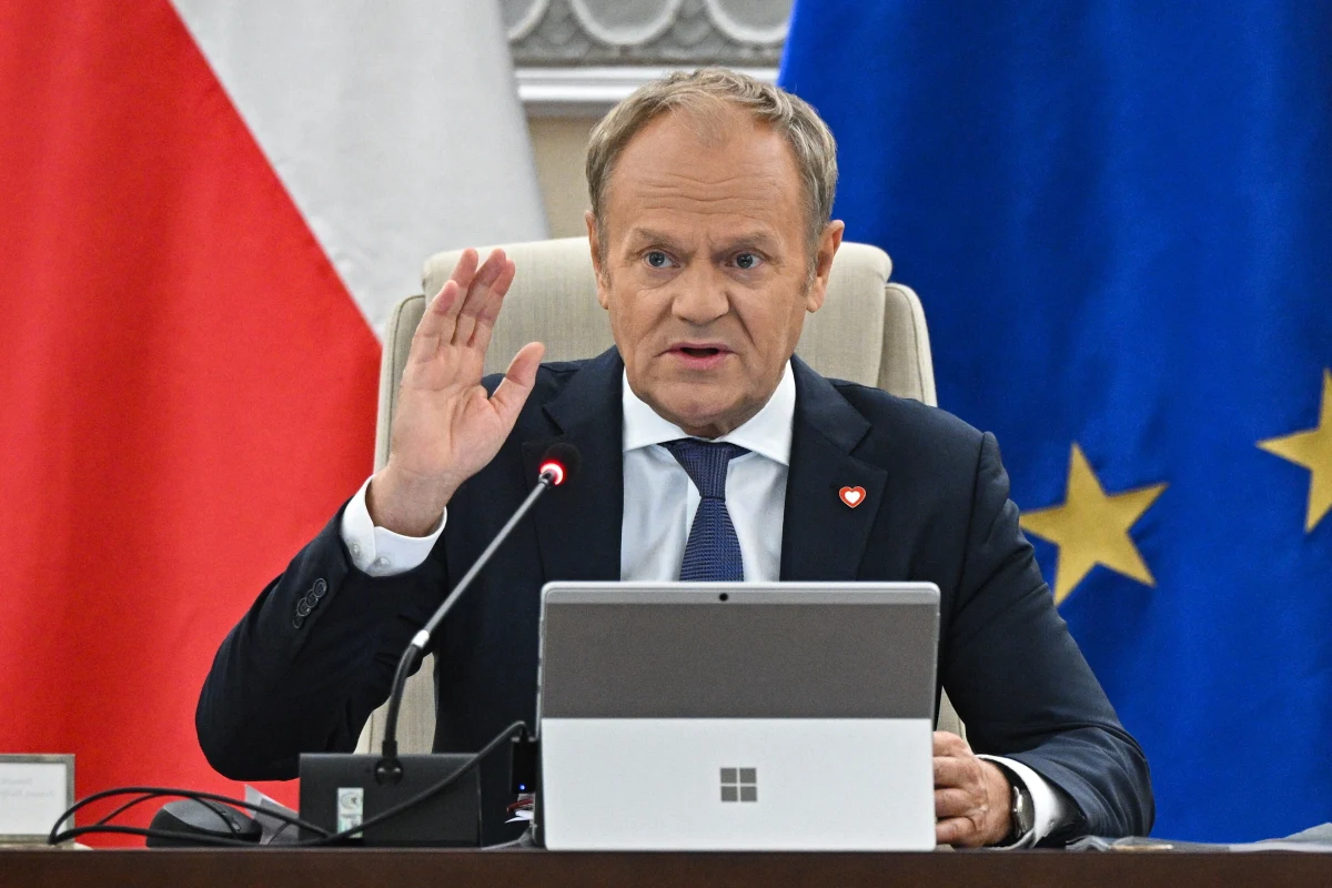 Amerykańscy sojusznicy muszą zrozumieć, jak ważna z punktu widzenia bezpieczeństwa Polski, Europy i USA jest ścisła i skoordynowana współpraca, w tym obecność wojsk amerykańskich w Polsce - mówił przed wtorkowym posiedzeniem rządu premier Donald Tusk. Jak dodał, rząd stara się uzyskać informacje i wpływać na decyzje sojuszników z USA.