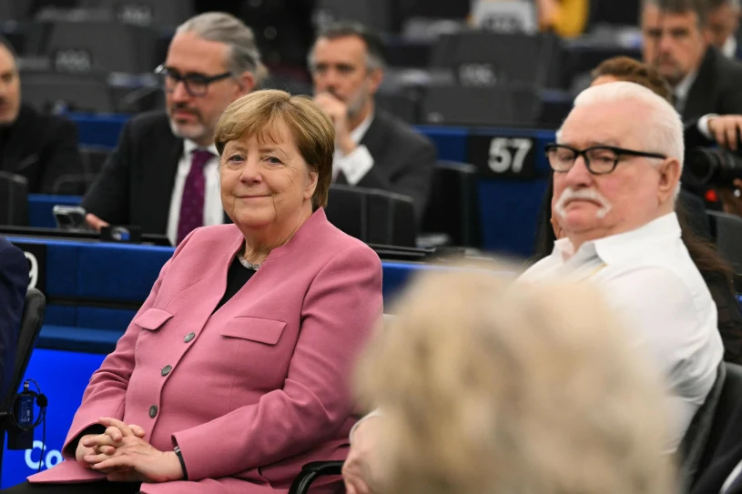 Wałęsa i Buzek uhonorowani w cieniu bojkotu. Powodem order dla Merkel