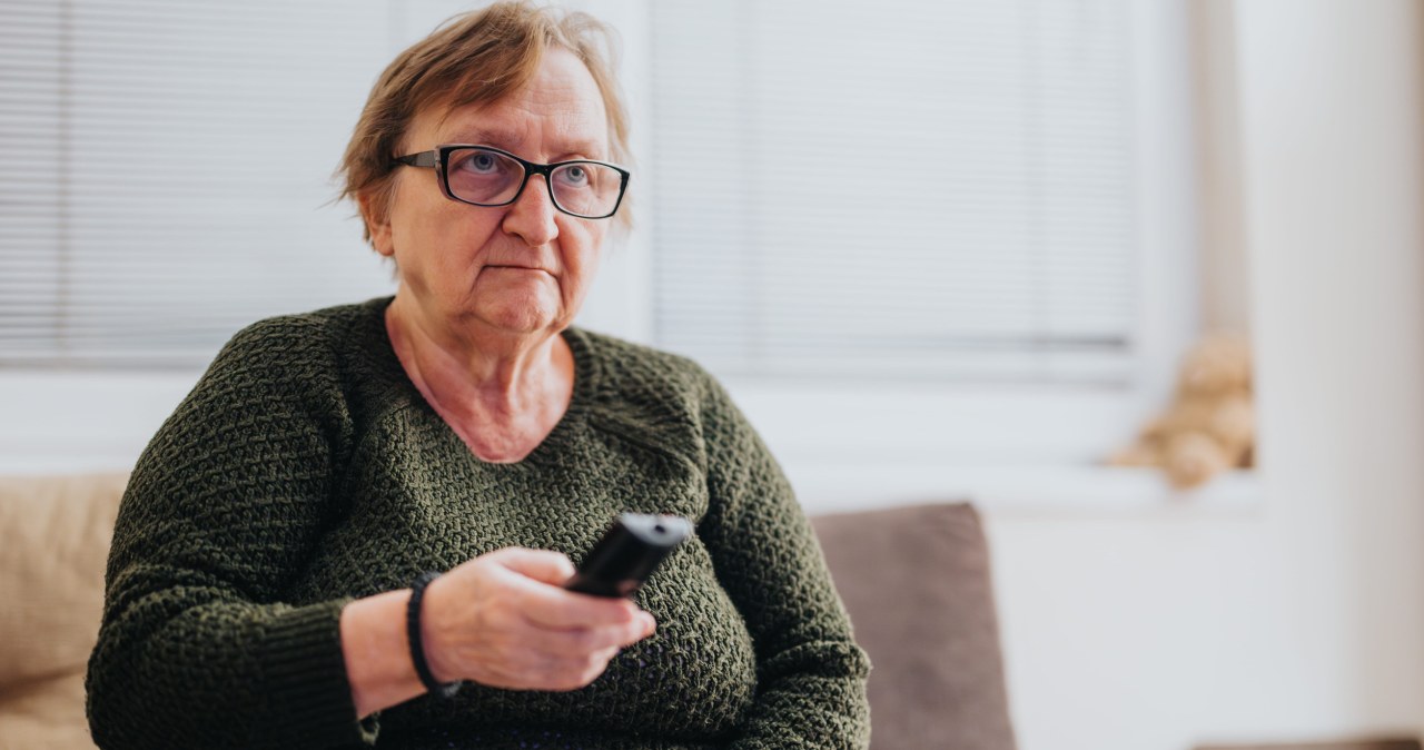 Dlaczego osoby po 60. roku życia tak chętnie oglądają seriale? To coś więcej niż przyzwyczajenie