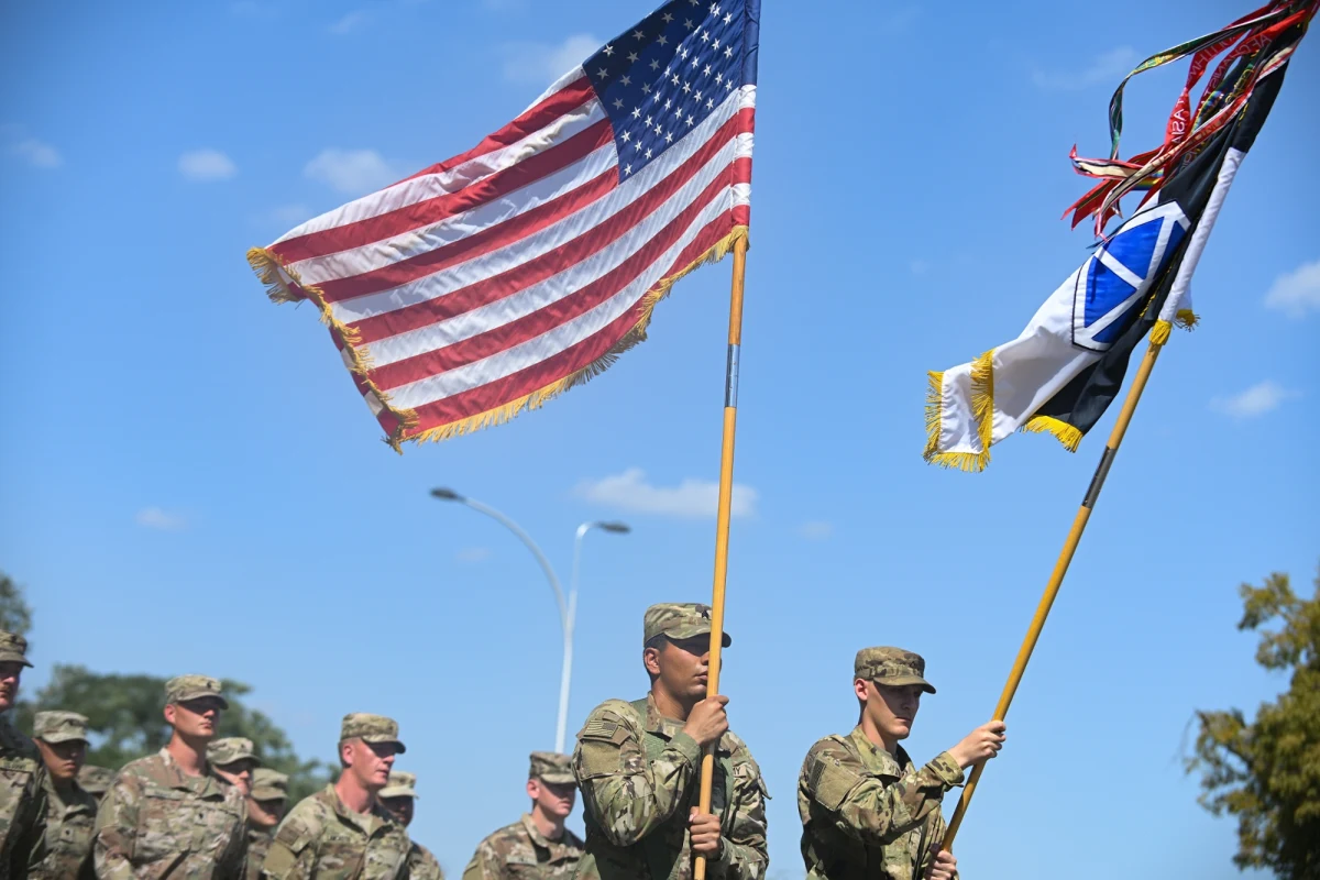W środę do Polski przyjedzie gen. Christopher Mahoney, zastępca przewodniczącego Kolegium Połączonych Szefów Sztabów wojsk USA. Zastąpi on przewodniczącego gen. Dana Caine'a, którego - jak informuje MON - obowiązki zatrzymały w USA.