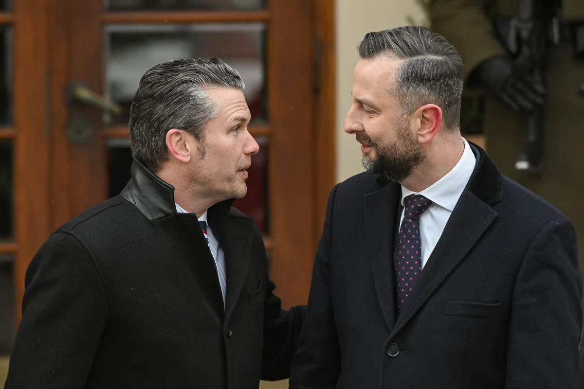 "Żadna decyzja o zmniejszeniu zdolności wojsk amerykańskich w Polsce nie zapadła. Pentagon przygotowuje właśnie nowy plan rozmieszczenia swoich wojsk w całej Europie" - przekazał minister obrony narodowej Władysław Kosiniak Kamysz po rozmowie sekretarzem Departamentu Wojny USA Petem Hegsethem. We wtorek w Brukseli dowódca Sił NATO w Europie gen. Alexus Grynkewich powiedział, że decyzja USA o wycofaniu z Europy brygady pancernej, czyli łącznie 5 tys. żołnierzy, nie osłabi planów obronnych Sojuszu w regionie. 