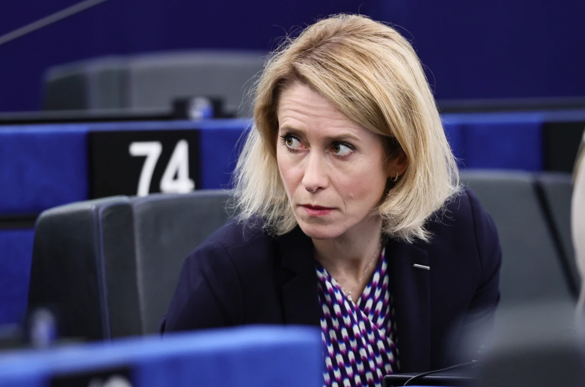 ​Szefowa unijnej dyplomacji Kaja Kallas oceniła we wtorek w Parlamencie Europejskim, że wstrzymanie rozmieszczenia wojsk USA w Polsce i Niemczech "było do przewidzenia". Podkreśliła, że wpisuje się to w szerszy trend, w ramach którego Stany Zjednoczone wycofują się z Europy, koncentrując uwagę na Indo-Pacyfiku. Prawica z kolei winą obarcza Brukselę.