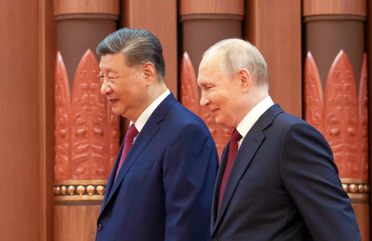 Czerwony dywan, wiwatujące dzieci i szpaler salutujących żołnierzy. Tak Pekin wita przywódcę Rosji Władimira Putina. Podczas spotkania z przywódcą Chin Xi Jinpingiem z ust Putina padły słowa o bezprecedensowym poziomie stosunków rosyjsko-chińskich. Xi został też zaproszony do Rosji w przyszłym roku.