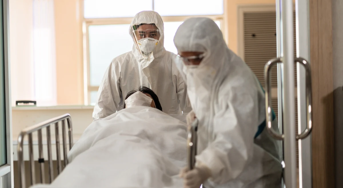 Amerykański lekarz, który mógł mieć kontakt z wirusem Ebola podczas pobytu w Ugandzie, trafi w środę do specjalistycznej kliniki w Pradze. Mężczyzna, choć nie wykazuje objawów choroby, zostanie poddany trzytygodniowej obserwacji. Służby zapewniają, że sytuacja jest pod kontrolą.