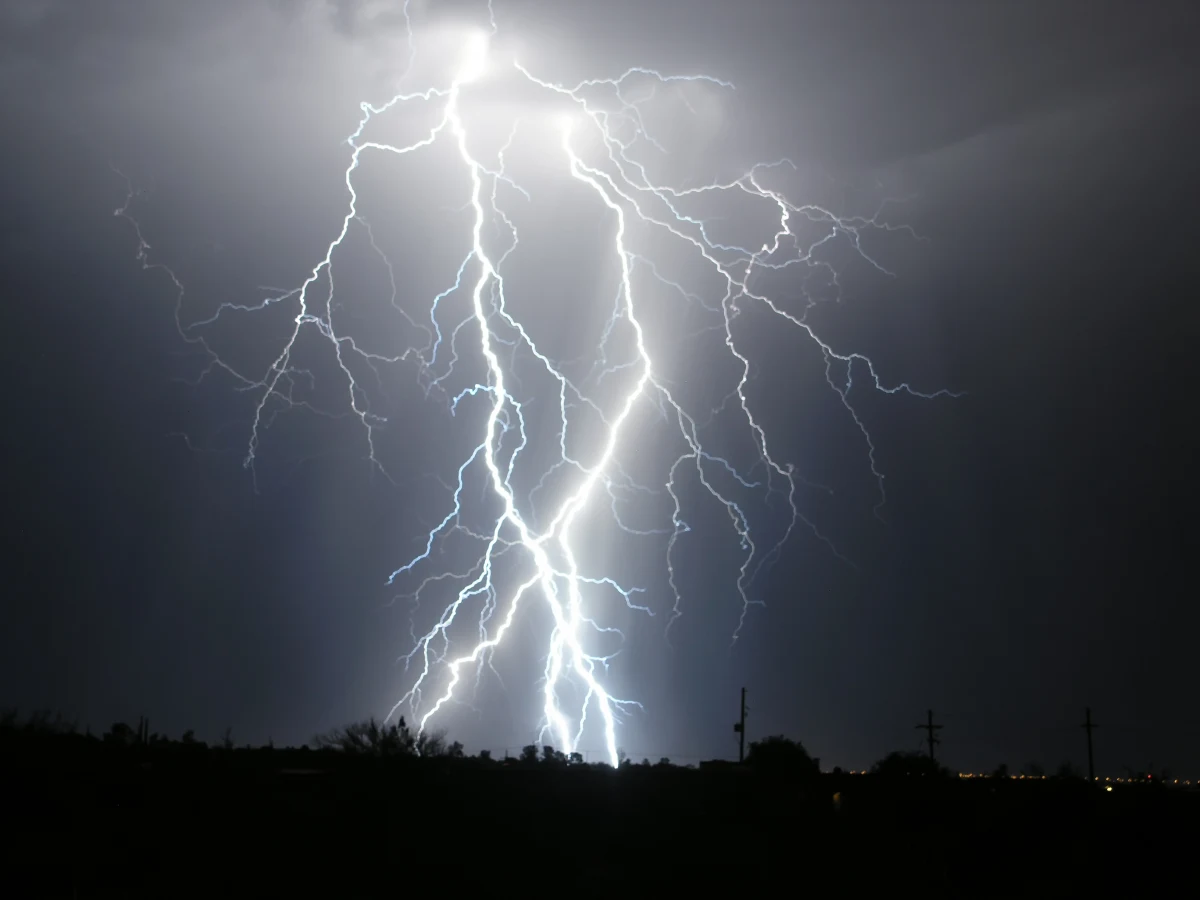 Alerty I stopnia przed burzami dla czterech województw we wschodniej Polsce wydał Instytut Meteorologii i Gospodarki Wodnej. Lokalnie mogą tam w środę wystąpić silne opady deszczu do 20 mm, a punktowo do 30 mm. Miejscami możliwy jest grad.