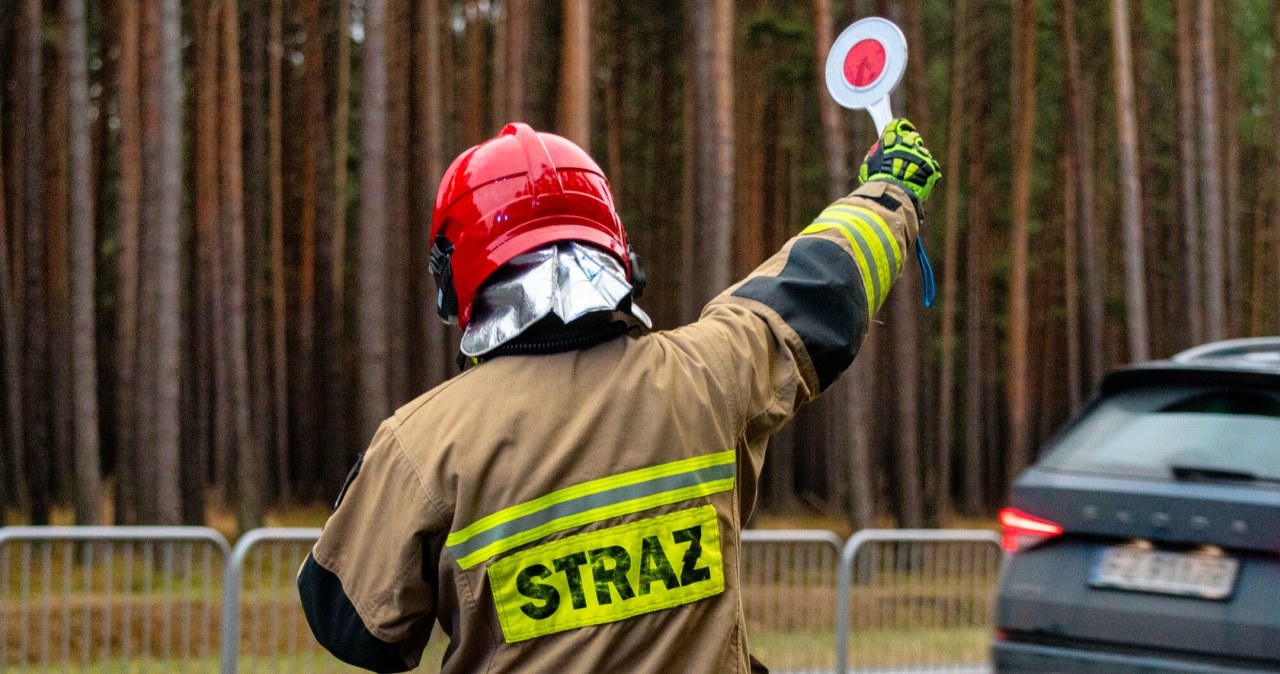 Nowe przepisy dla kierowców. Strażak na drodze jak policjant