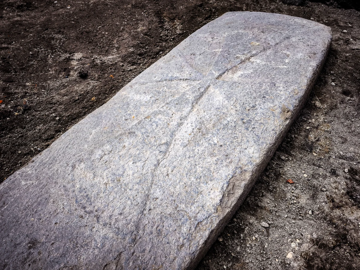 W samym sercu Gdańska archeolodzy natrafili na wyjątkowe znalezisko – granitową płytę nagrobną z XIII wieku z reliefem krzyża łacińskiego. To kolejne odkrycie na słynnym wykopie przy ul. Grodzkiej i Sukienniczej, gdzie w poprzednich latach odsłonięto już m.in. płytę z wizerunkiem rycerza. Najnowsze znalezisko może rzucić nowe światło na historię średniowiecznego Pomorza i Europy.