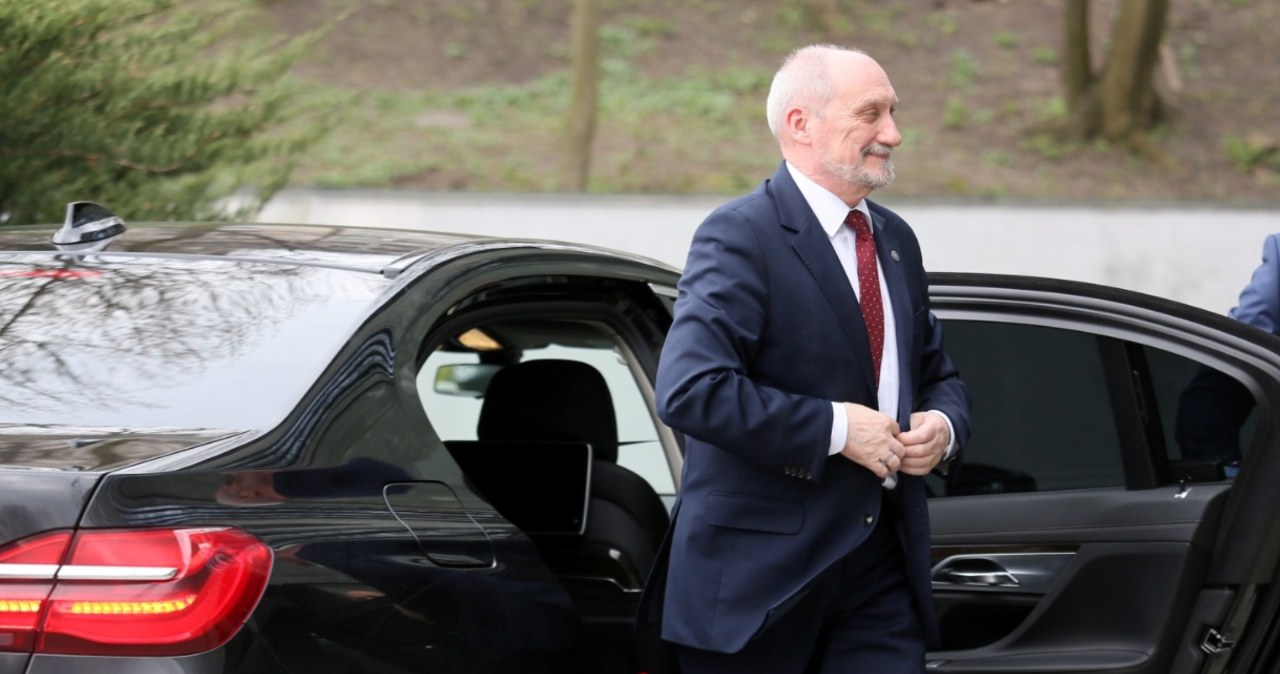 Prawo jazdy zabrane, kilometrówka wypłacona. Macierewicz dostał 18 tys. zł