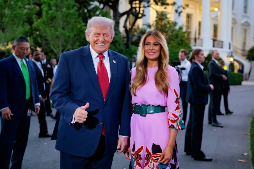 Letnia elegancja według Melanii Trump. Jedwabna maxi Valentino robi wrażenie