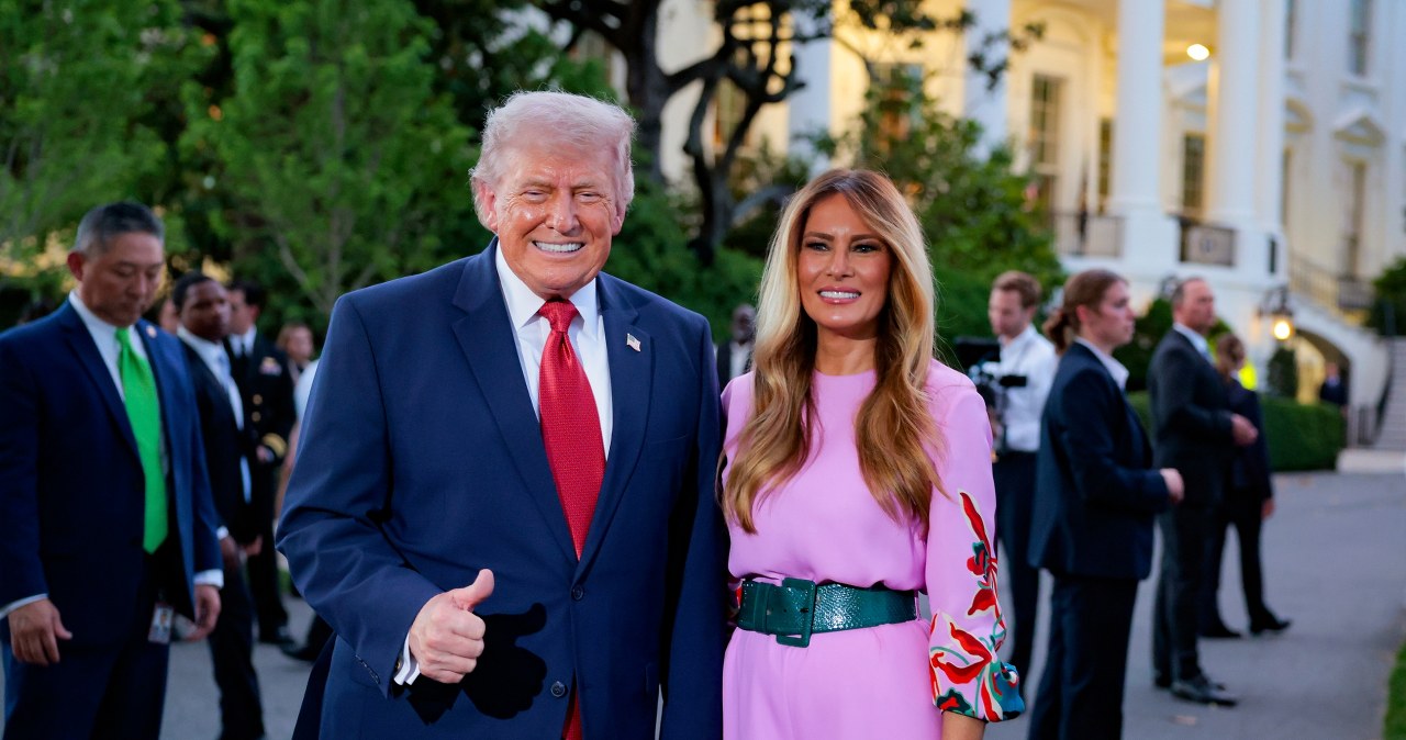 Letnia elegancja według Melanii Trump. Jedwabna maxi Valentino robi wrażenie