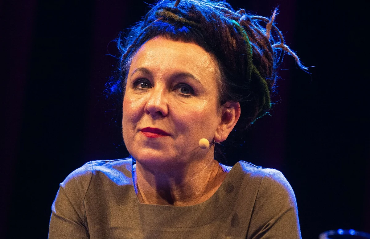 "Nie napisałam książki, która ukaże się jesienią w Polsce ani z AI, ani z nikim innym. Od kilkudziesięciu lat piszę sama" - podkreśla Olga Tokarczuk w wydanym oświadczeniu. Wypowiedzi noblistki na temat korzystania ze sztucznej inteligencji w procesie twórczym wywołały burzę w środowisku literackim.